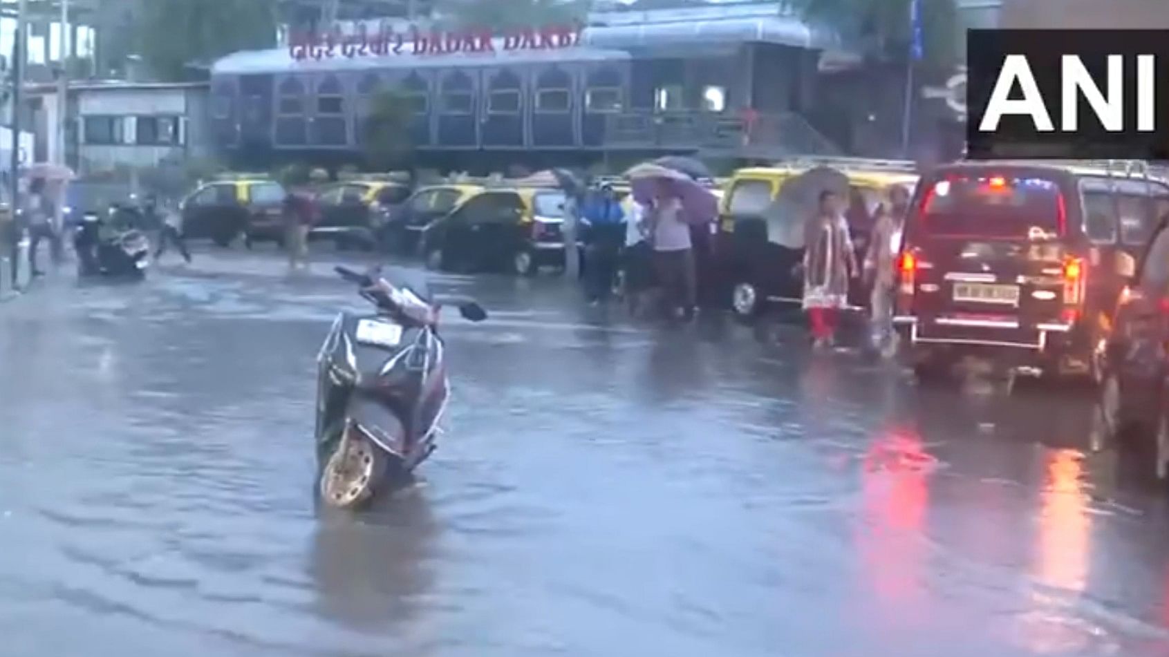 <div class="paragraphs"><p>Heavy rain in Mumbai caused waterlogging.</p></div>